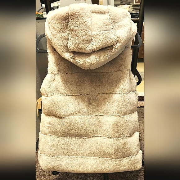 Faux Fur Reversible Puffer Vest Jacket - Picture 3 of 7